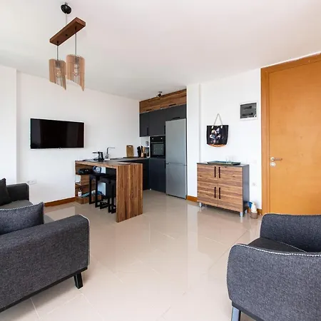 Gorgeous Flat With Nature View In Milas Lägenhet *